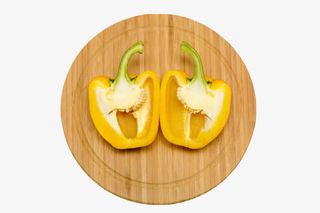 棕色木质纹理盛着黄色灯笼椒的圆免抠