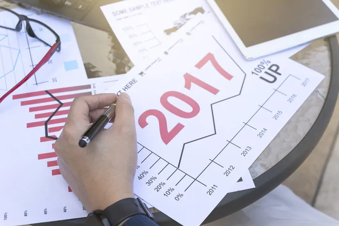 桌子上的业绩走势曲线图表背景素材高清