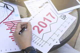 桌子上的业绩走势曲线图表背景素材高清