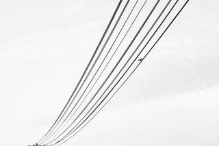 冬天寒冷黑色电线免抠