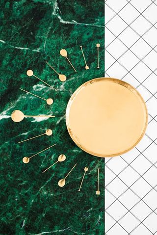 黄色圆形盘子绿色草地免抠