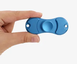 手拿蓝色陀螺免抠