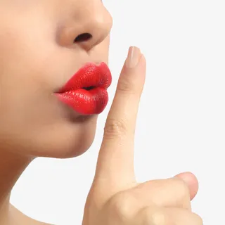做安静手势的性感红唇美女免抠 做安静手势的性感红唇美女免抠