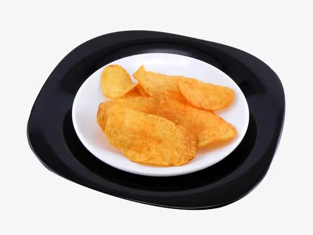 托盘上的白色盘子里的薯片免抠