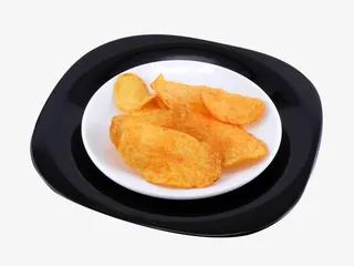 托盘上的白色盘子里的薯片免抠