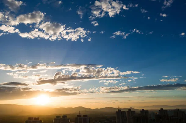 蓝天白云光效太阳光都市场景免抠