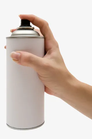 手拿着白色喷雾金属罐子实物免抠