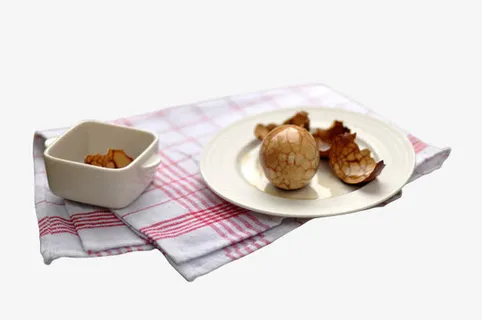 格子布上的剥壳茶叶蛋免抠