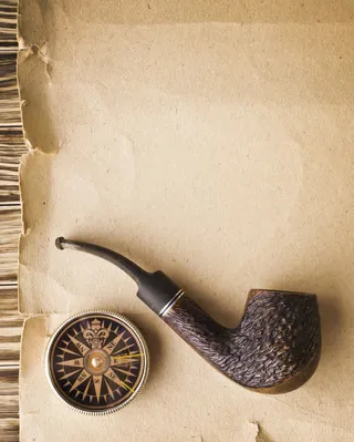 烟斗与羊皮纸背景