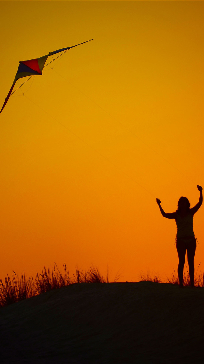 山顶上放风筝的人H5背景素材高清