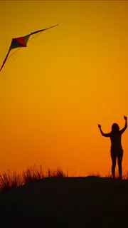 山顶上放风筝的人H5背景素材高清 山顶上放风筝的人H5背景素材高清