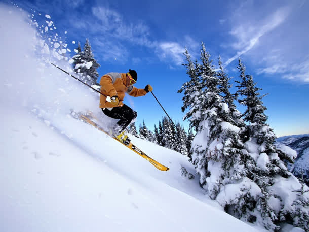 山坡上滑雪的男人海报背景