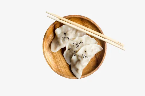 木头盘里的蒸饺免抠