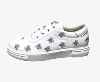 刺绣图案白色帆布鞋素材免抠