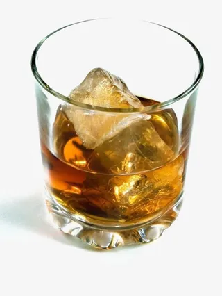 放冰块的酒杯免抠