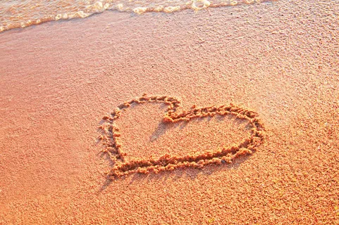 沙滩上的桃心免抠