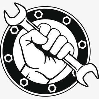 卡通黑色圆形手拿扳手图标设计免免抠