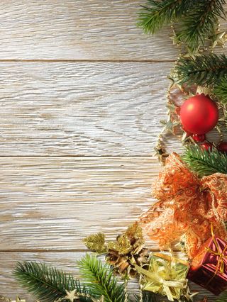 圣诞礼物与木板背景