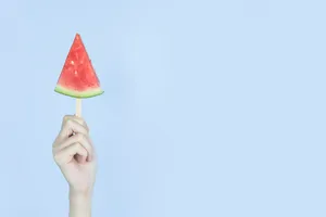 手举着西瓜4高清
