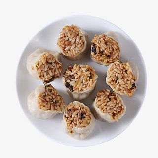 盘子里的肉馅烧麦免抠