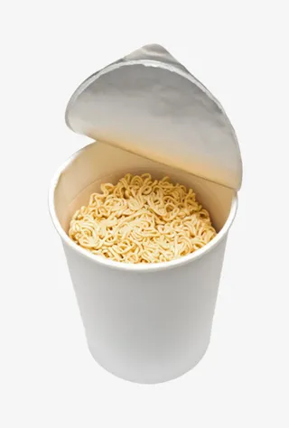 白色塑料碗里的方便面免抠