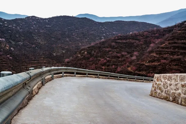 向下延伸的公路免抠