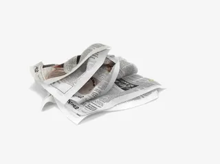 堆在一起的报纸免抠