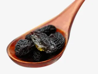 勺子上的黑加仑果肉免抠