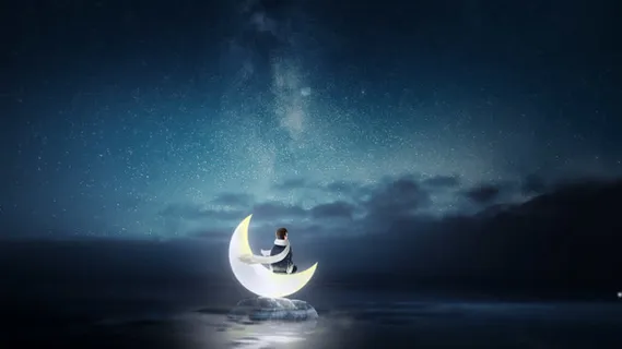 夜幕卡通湖水月亮上的男孩海报背景 夜幕卡通湖水月亮上的男孩海报背景