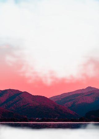 春天绿色山水红色烟雾免抠