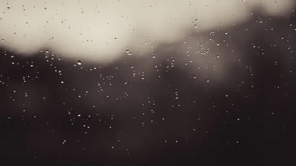 隔着窗户看见雨水模糊了外界免抠