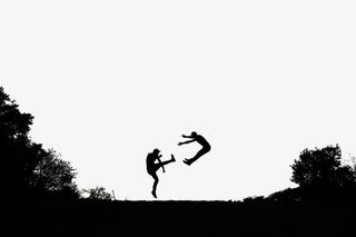 黑色跳起的人免抠