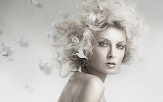 灰色背景外国金发美女