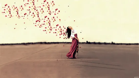 梦幻漂浮花瓣美女免抠