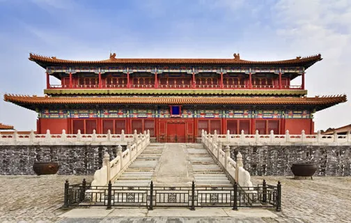 蓝天白云红色古典房屋免抠