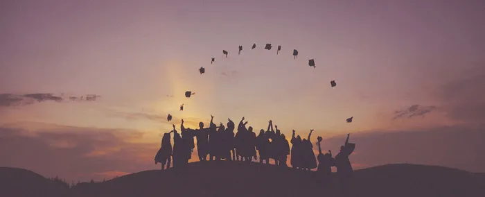 毕业季学士服抛帽子背景图高清