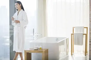 美女与卫生间的一角免抠