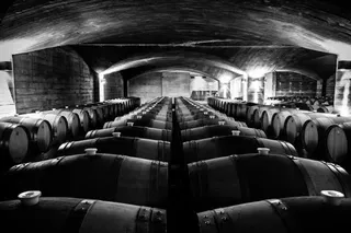 灰色酒窖海报背景