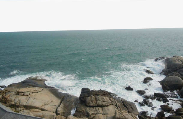 海浪冲洗岸边的石头免抠