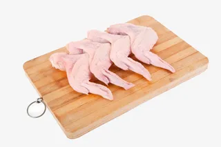 新鲜的砧板鸡全翅免抠