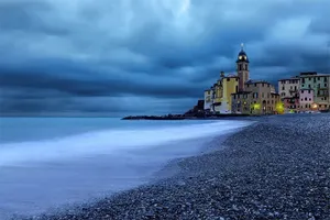 夜晚海滩楼房海报背景