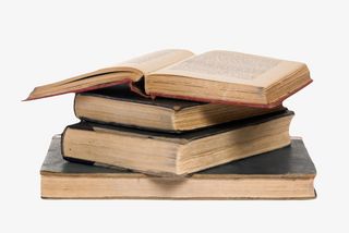 黑色残旧翻开堆起来的书实物免抠