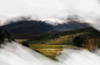 春天绿色山水草原免抠