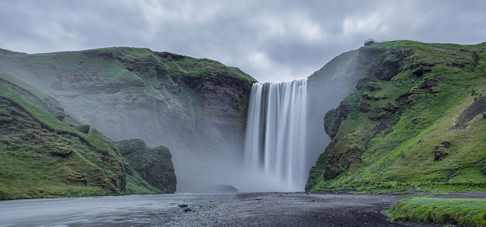 绿山瀑布背景图高清