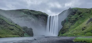 绿山瀑布背景图高清