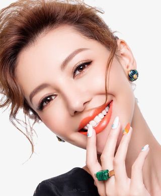 时尚彩妆女性脸部特写免抠