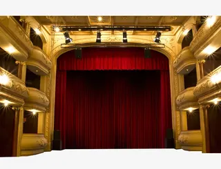 金碧辉煌的舞台背景