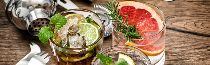 夏季玻璃水杯里的水果高清图片高清