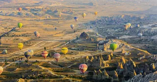 一片荒原上的氢气球免抠