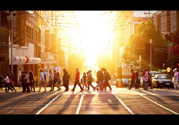 繁华都市行人过马路黄色太阳光光效免抠